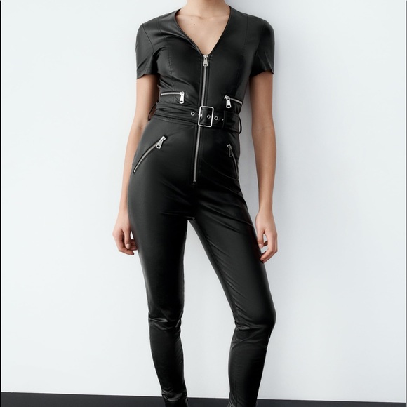 Zara ZIPPERED FAUX LEATHER V-Neck Short Sleeve JUMPSUIT Black Size S NEW - Picture 2 of 8